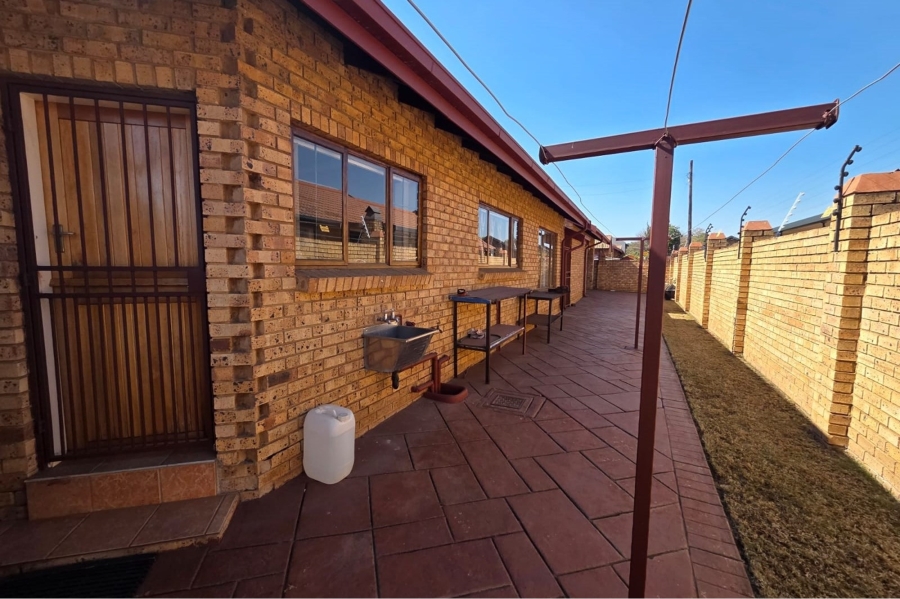 3 Bedroom Property for Sale in Eldoraigne Gauteng