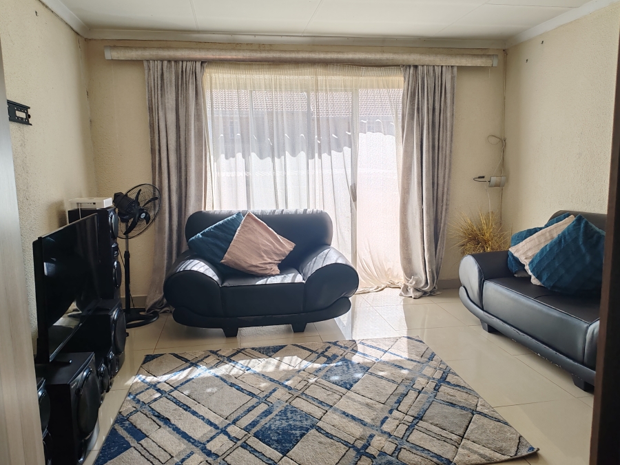 To Let 2 Bedroom Property for Rent in Birch Acres Gauteng