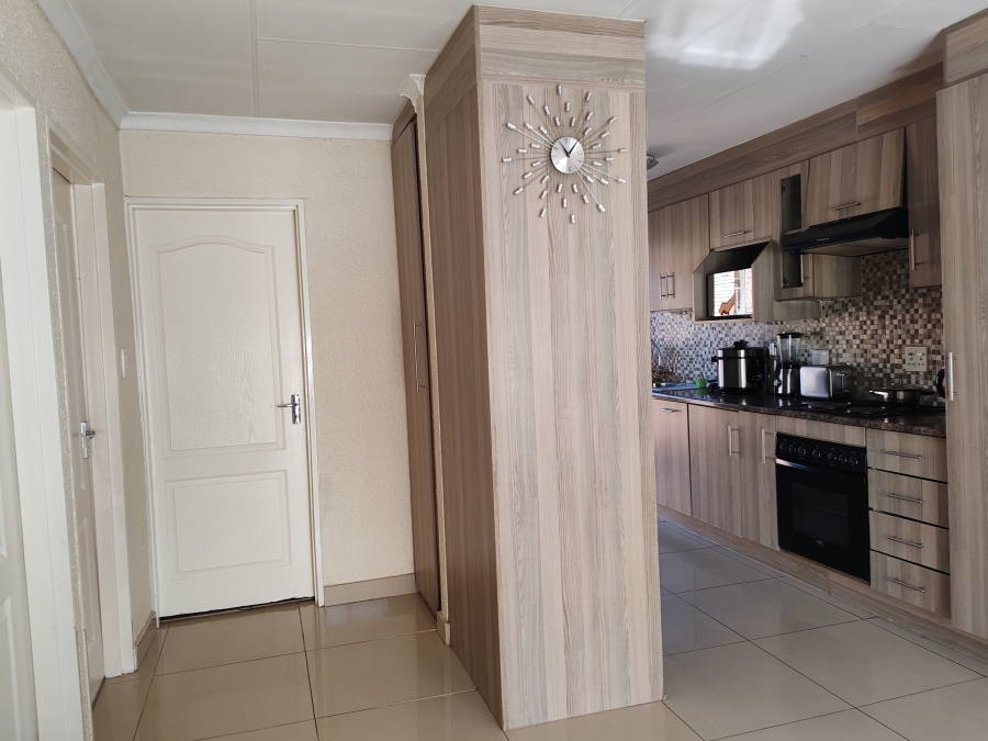 To Let 2 Bedroom Property for Rent in Birch Acres Gauteng