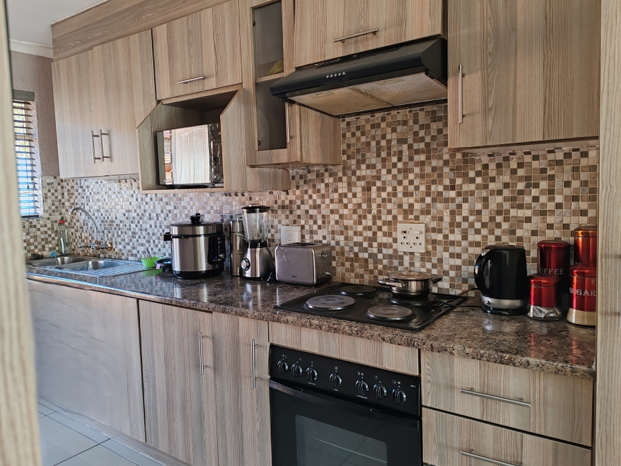 To Let 2 Bedroom Property for Rent in Birch Acres Gauteng