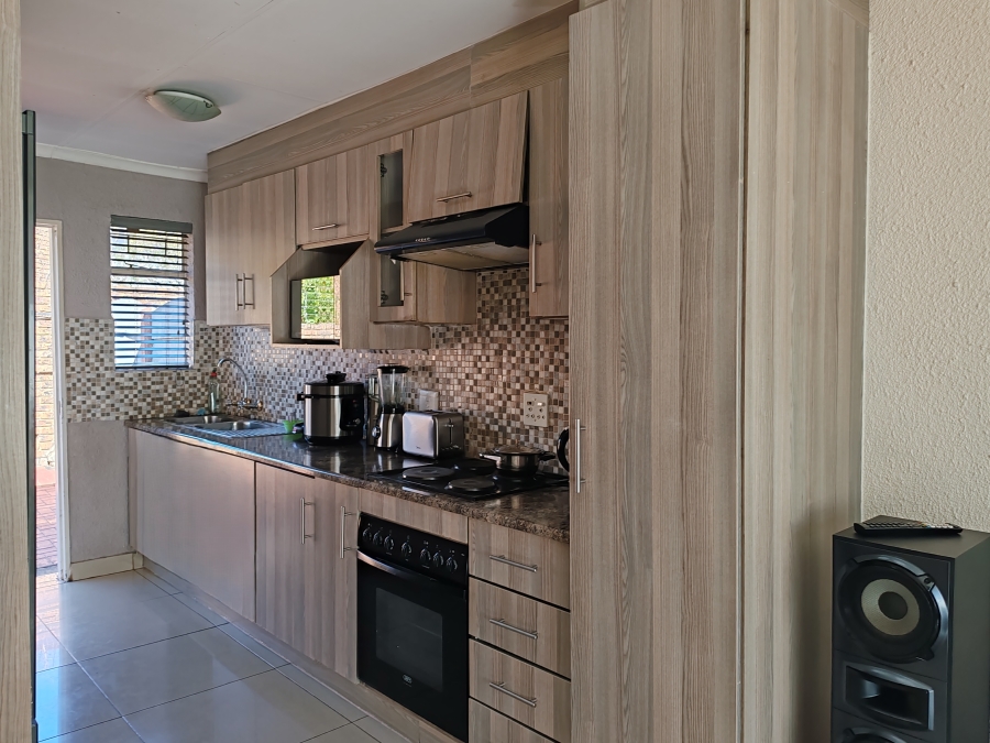 To Let 2 Bedroom Property for Rent in Birch Acres Gauteng