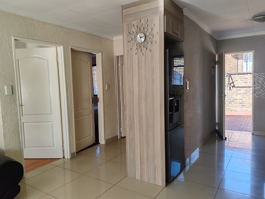 To Let 2 Bedroom Property for Rent in Birch Acres Gauteng