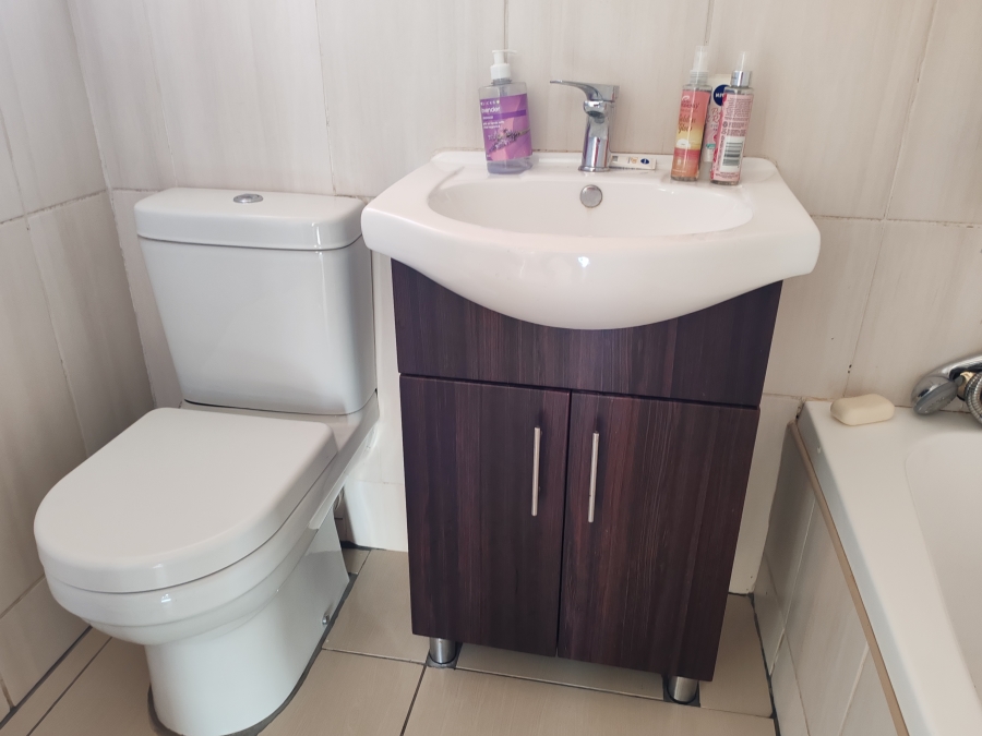 To Let 2 Bedroom Property for Rent in Birch Acres Gauteng