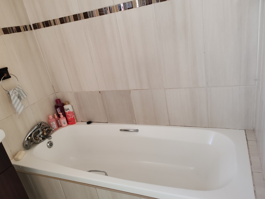 To Let 2 Bedroom Property for Rent in Birch Acres Gauteng
