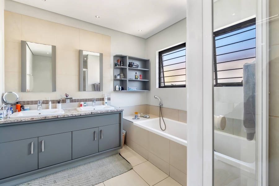 3 Bedroom Property for Sale in Wendywood Gauteng
