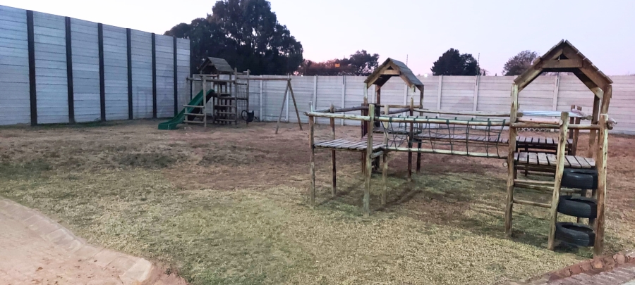 To Let 3 Bedroom Property for Rent in Cloverdene Gauteng