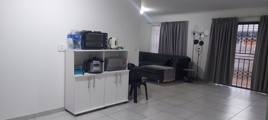 To Let 3 Bedroom Property for Rent in Cloverdene Gauteng