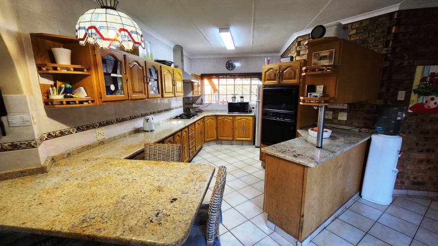 5 Bedroom Property for Sale in Eldoraigne Gauteng