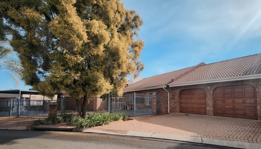 5 Bedroom Property for Sale in Eldoraigne Gauteng