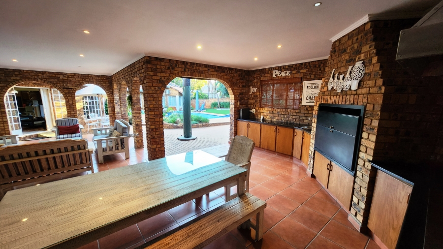 5 Bedroom Property for Sale in Eldoraigne Gauteng