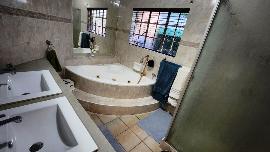 5 Bedroom Property for Sale in Eldoraigne Gauteng