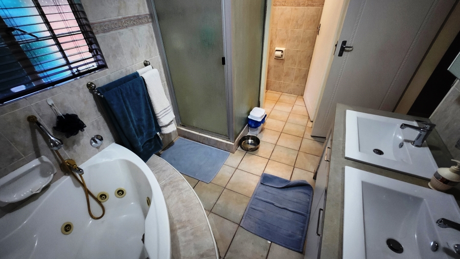 5 Bedroom Property for Sale in Eldoraigne Gauteng