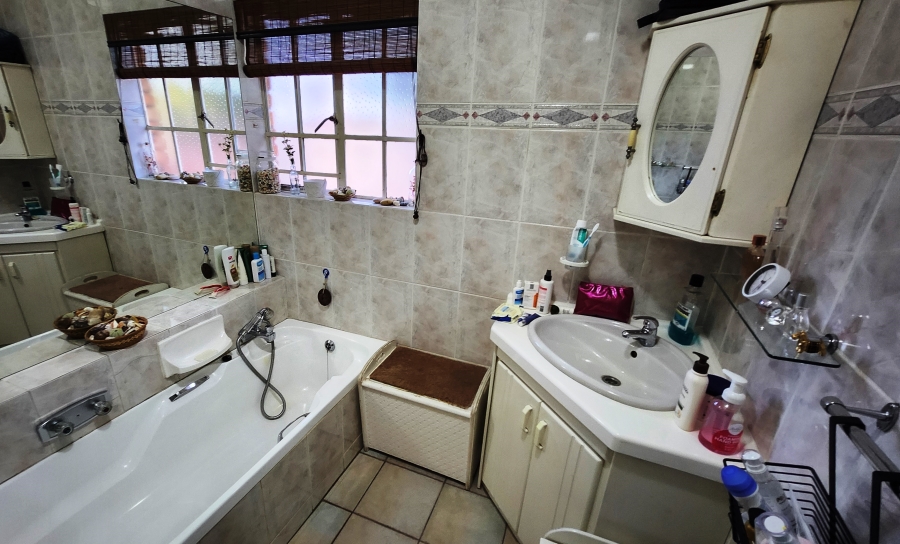 5 Bedroom Property for Sale in Eldoraigne Gauteng