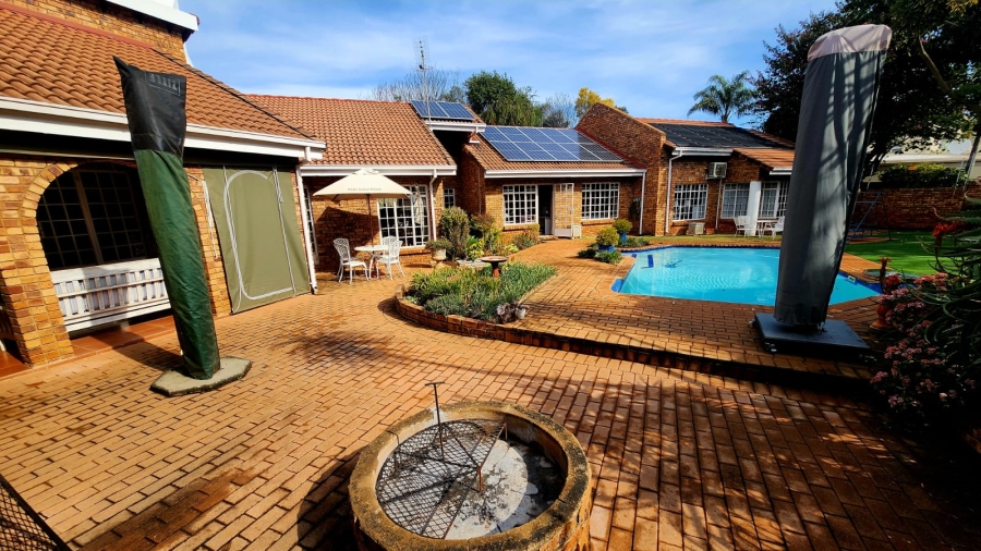 5 Bedroom Property for Sale in Eldoraigne Gauteng
