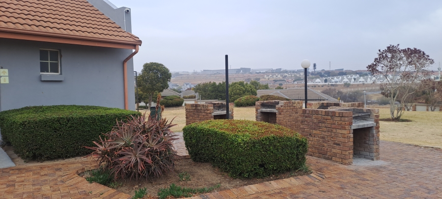 1 Bedroom Property for Sale in Kosmosdal Gauteng