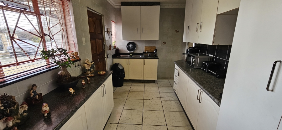 4 Bedroom Property for Sale in General Albertspark Gauteng