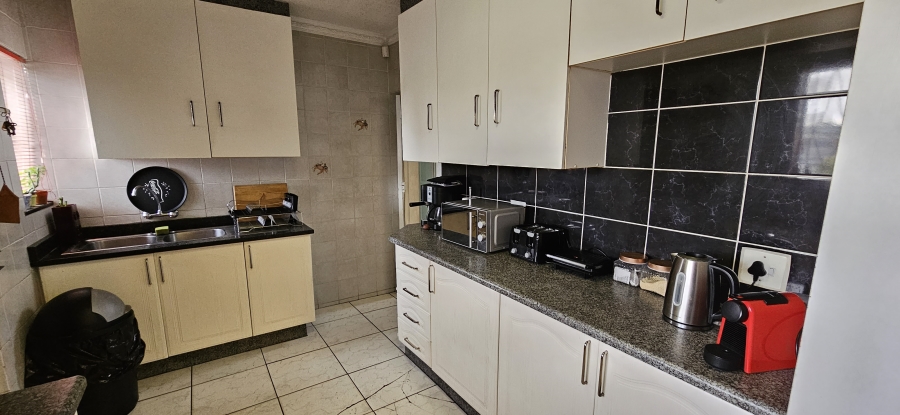 4 Bedroom Property for Sale in General Albertspark Gauteng