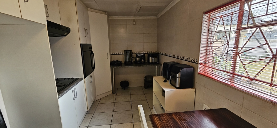 4 Bedroom Property for Sale in General Albertspark Gauteng