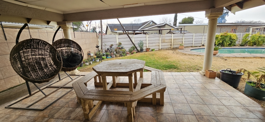 4 Bedroom Property for Sale in General Albertspark Gauteng