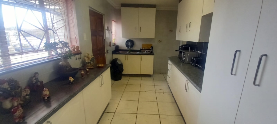 4 Bedroom Property for Sale in General Albertspark Gauteng