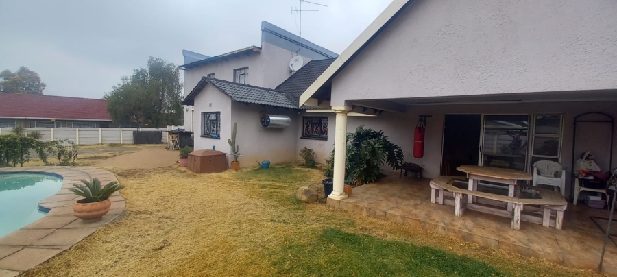 4 Bedroom Property for Sale in General Albertspark Gauteng