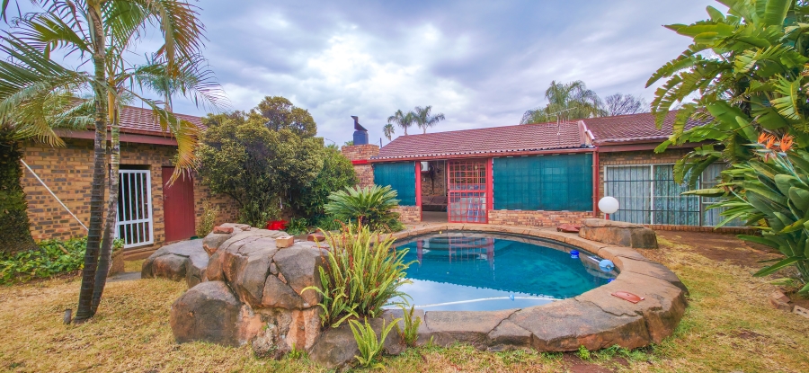 4 Bedroom Property for Sale in Garsfontein Gauteng