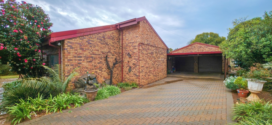4 Bedroom Property for Sale in Garsfontein Gauteng