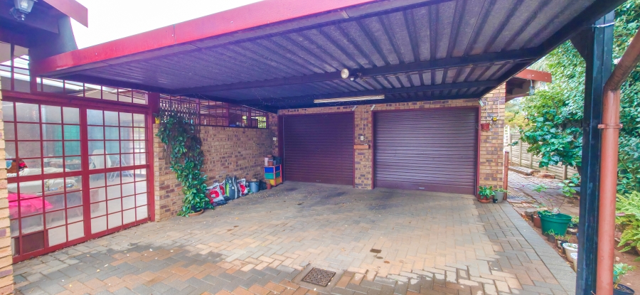 4 Bedroom Property for Sale in Garsfontein Gauteng