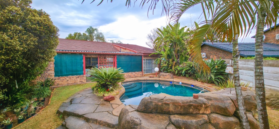 4 Bedroom Property for Sale in Garsfontein Gauteng