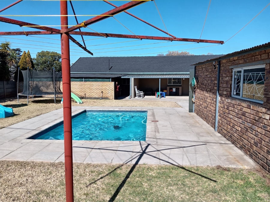 4 Bedroom Property for Sale in Witpoortjie Gauteng