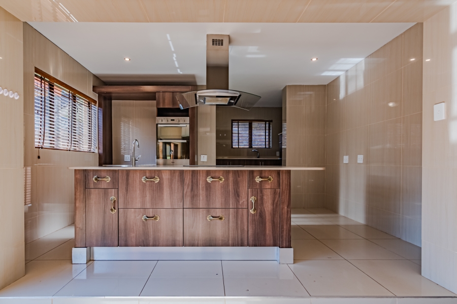 To Let 4 Bedroom Property for Rent in Zwavelpoort Gauteng