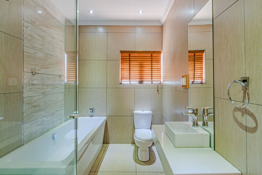 To Let 4 Bedroom Property for Rent in Zwavelpoort Gauteng