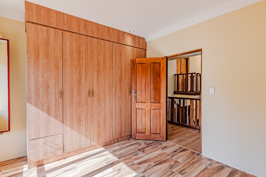 To Let 4 Bedroom Property for Rent in Zwavelpoort Gauteng