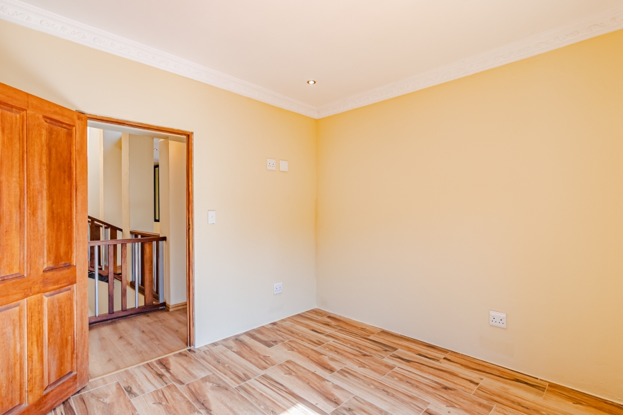 To Let 4 Bedroom Property for Rent in Zwavelpoort Gauteng