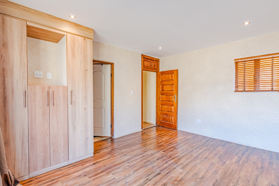 To Let 4 Bedroom Property for Rent in Zwavelpoort Gauteng