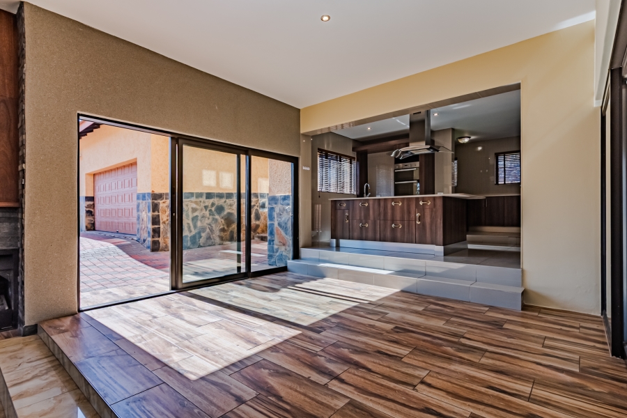 To Let 4 Bedroom Property for Rent in Zwavelpoort Gauteng