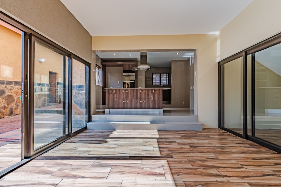 To Let 4 Bedroom Property for Rent in Zwavelpoort Gauteng