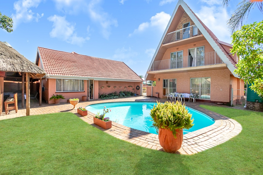 6 Bedroom Property for Sale in Helderkruin Gauteng