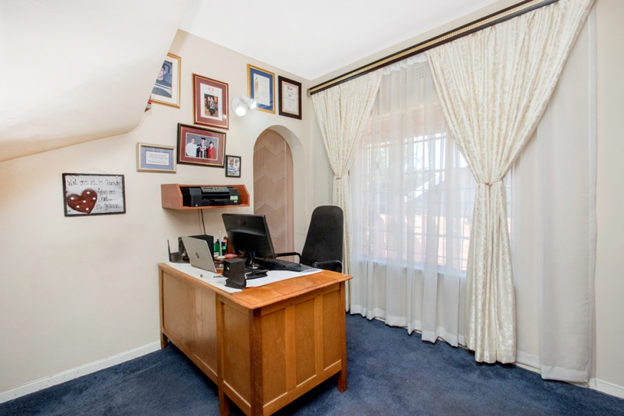 6 Bedroom Property for Sale in Helderkruin Gauteng