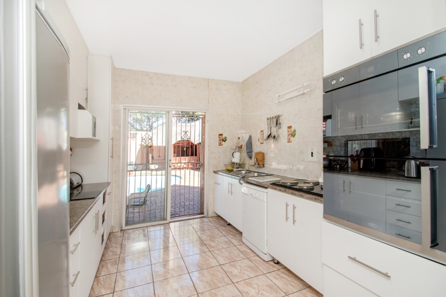6 Bedroom Property for Sale in Helderkruin Gauteng