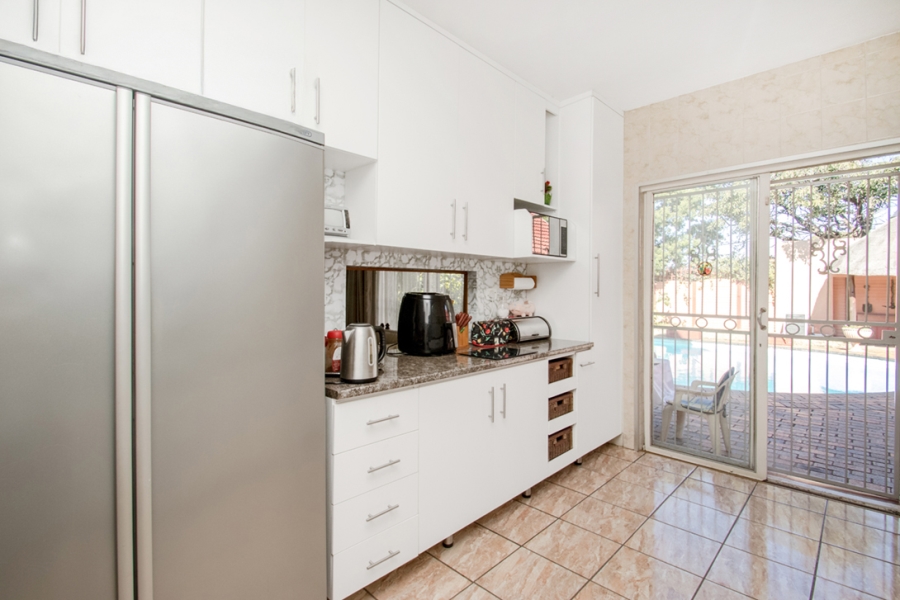 6 Bedroom Property for Sale in Helderkruin Gauteng