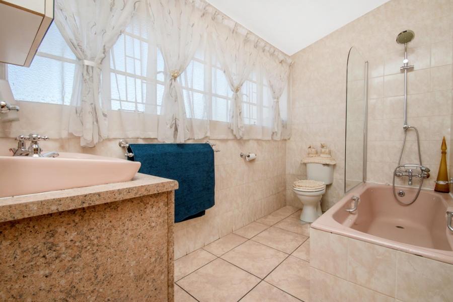 6 Bedroom Property for Sale in Helderkruin Gauteng