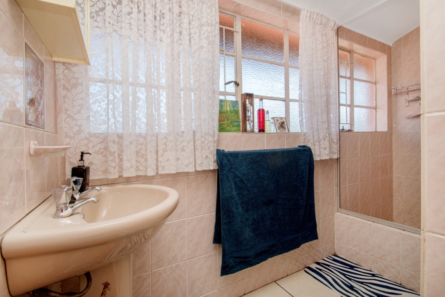 6 Bedroom Property for Sale in Helderkruin Gauteng