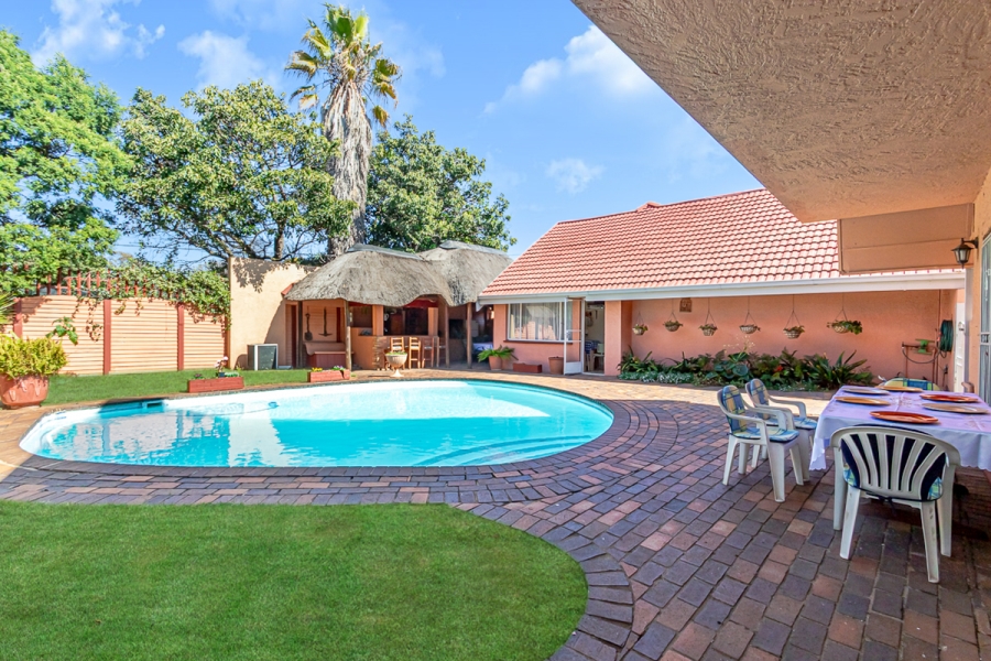 6 Bedroom Property for Sale in Helderkruin Gauteng