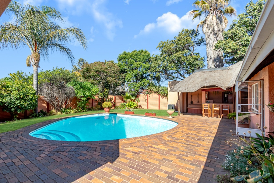 6 Bedroom Property for Sale in Helderkruin Gauteng
