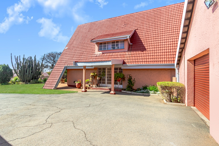 6 Bedroom Property for Sale in Helderkruin Gauteng