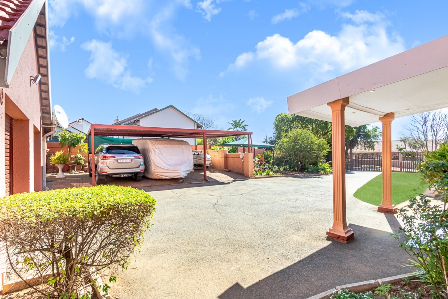 6 Bedroom Property for Sale in Helderkruin Gauteng