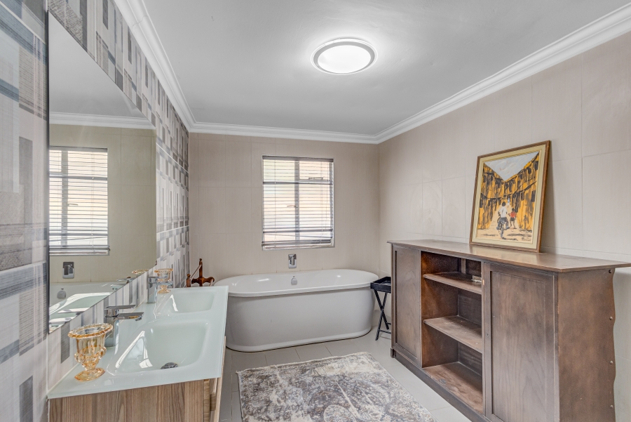 9 Bedroom Property for Sale in Crowthorne AH Gauteng