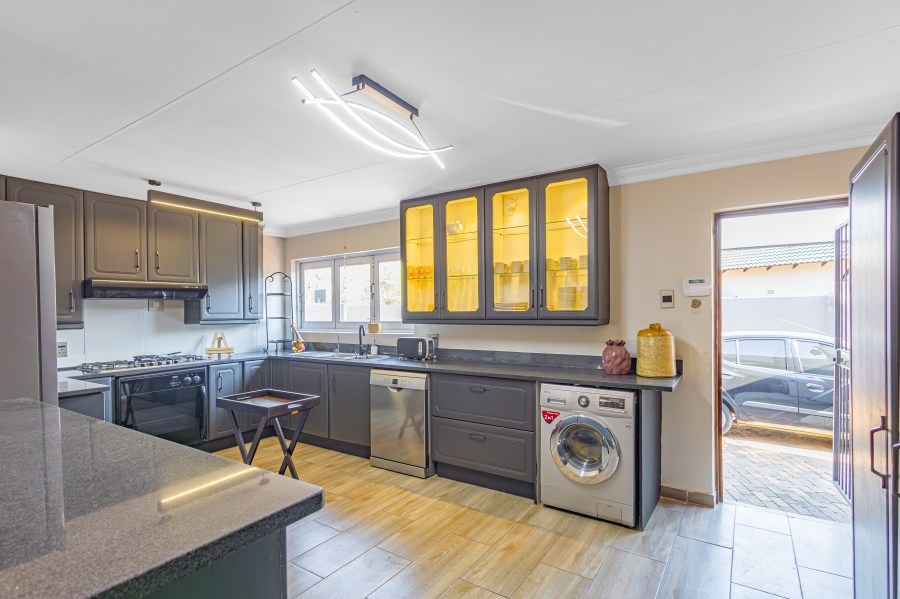 9 Bedroom Property for Sale in Crowthorne AH Gauteng