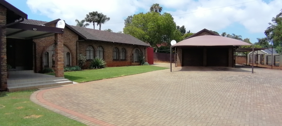 To Let 4 Bedroom Property for Rent in Wilro Park Gauteng